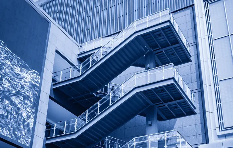 Barandillas en escaleras de emergencia